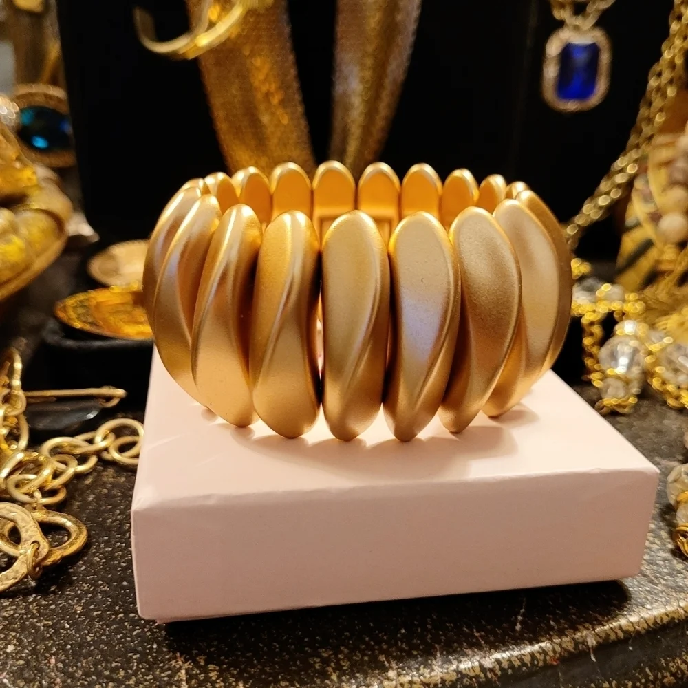VINTAGE CHUNKY WAVED LARGE BEAD MATTE GOLD STRETCH BRACELET - Picture 2 of 13